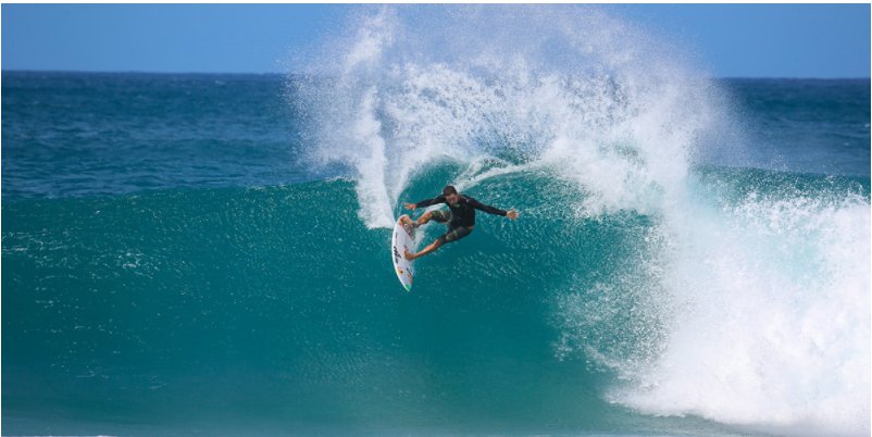 冲浪运动是运动员站立在冲浪板上